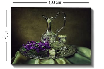 Lerretsbilde 70x100 cm - Elegant sølvkanne med blomster på et dekorert brett - Sølv / Lilla / Grønn - Interiør - Maleri & posters - Lerretsbilder