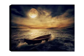 Lerretsbilde 70x100 cm - En ensom båt glir over en speilblank innsjø under en stor, lysende måne - Mørk blå / Gyllen / Grå - Interiør - Maleri & posters - Lerretsbilder