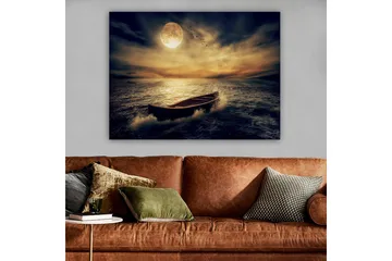 Lerretsbilde 70x100 cm - En ensom båt glir over en speilblank innsjø under en stor, lysende måne - Mørk blå / Gyllen / Grå - Interiør - Maleri & posters - Lerretsbilder