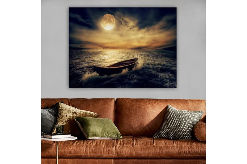 Lerretsbilde 70x100 cm - En ensom båt glir over en speilblank innsjø under en stor, lysende måne - Mørk blå / Gyllen / Grå - Interiør - Maleri & posters - Lerretsbilder