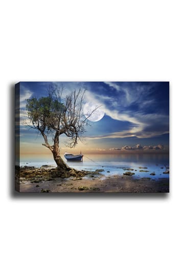 Lerretsbilde 70x100 cm - Ensom, død trestamme ved en stille vannflate med en båt i bakgrunnen under en stjerneklar himmel - Blå / Grønn / Beige - Interiør - Maleri & posters - Lerretsbilder