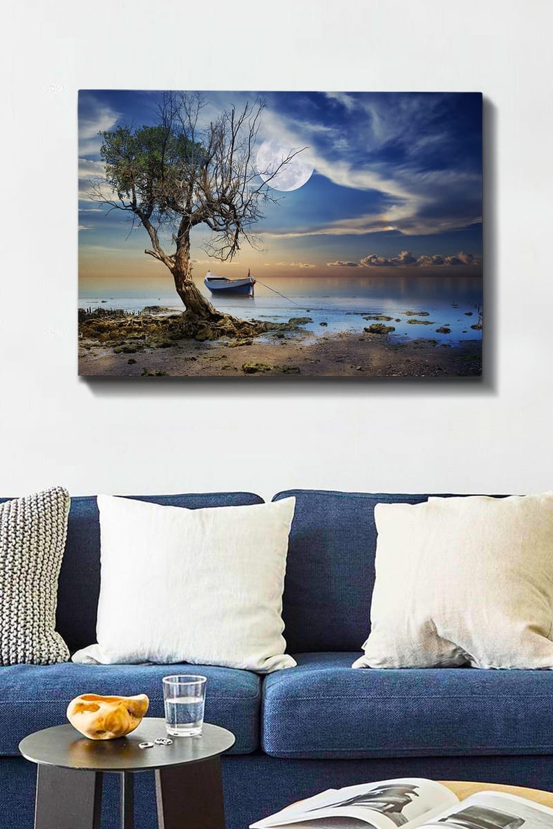 Lerretsbilde 70x100 cm - Ensom, død trestamme ved en stille vannflate med en båt i bakgrunnen under en stjerneklar himmel - Blå / Grønn / Beige - Interiør - Maleri & posters - Lerretsbilder