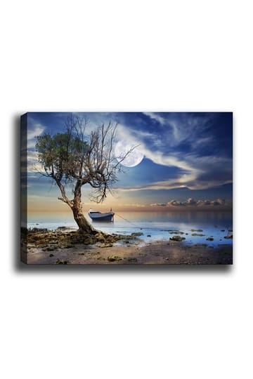 Lerretsbilde 70x100 cm - Ensom, død trestamme ved en stille vannflate med en båt i bakgrunnen under en stjerneklar himmel - Blå / Grønn / Beige - Interiør - Maleri & posters - Lerretsbilder