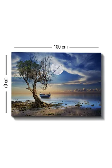 Lerretsbilde 70x100 cm - Ensom, død trestamme ved en stille vannflate med en båt i bakgrunnen under en stjerneklar himmel - Blå / Grønn / Beige - Interiør - Maleri & posters - Lerretsbilder