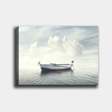 Lerretsbilde 70x100 cm - Ensom båt som flyter på rolig vann under en lys himmel med skyer - Blå / Hvit / Grå - Interiør - Maleri & posters - Lerretsbilder