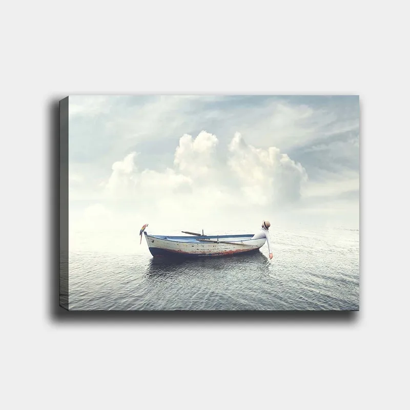 Lerretsbilde 70x100 cm - Ensom båt som flyter på rolig vann under en lys himmel med skyer, Blå / Hvit / Grå