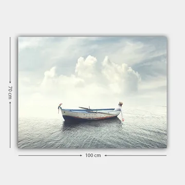 Lerretsbilde 70x100 cm - Ensom båt som flyter på rolig vann under en lys himmel med skyer - Blå / Hvit / Grå - Interiør - Maleri & posters - Lerretsbilder