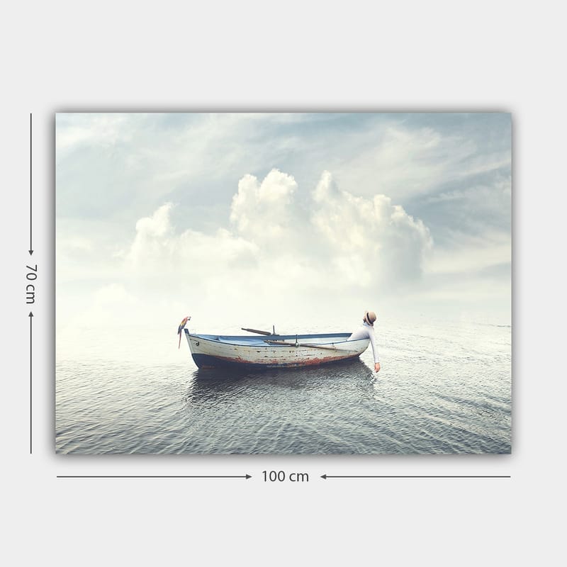 Lerretsbilde 70x100 cm - Ensom båt som flyter på rolig vann under en lys himmel med skyer - Blå / Hvit / Grå - Interiør - Maleri & posters - Lerretsbilder