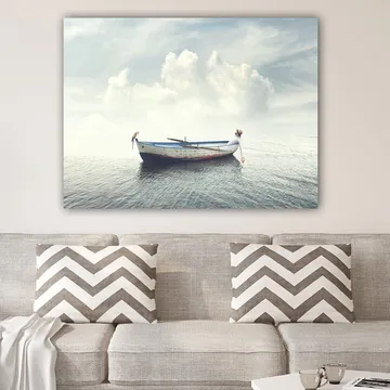 Lerretsbilde 70x100 cm - Ensom båt som flyter på rolig vann under en lys himmel med skyer - Blå / Hvit / Grå - Interiør - Maleri & posters - Lerretsbilder