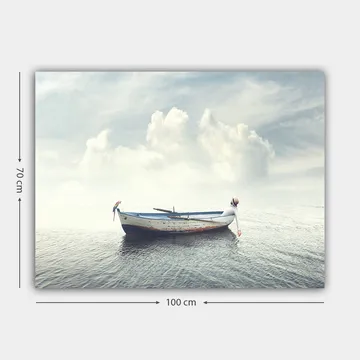 Lerretsbilde 70x100 cm - Ensom båt som flyter på rolig vann under en lys himmel med skyer - Blå / Hvit / Grå - Interiør - Maleri & posters - Lerretsbilder