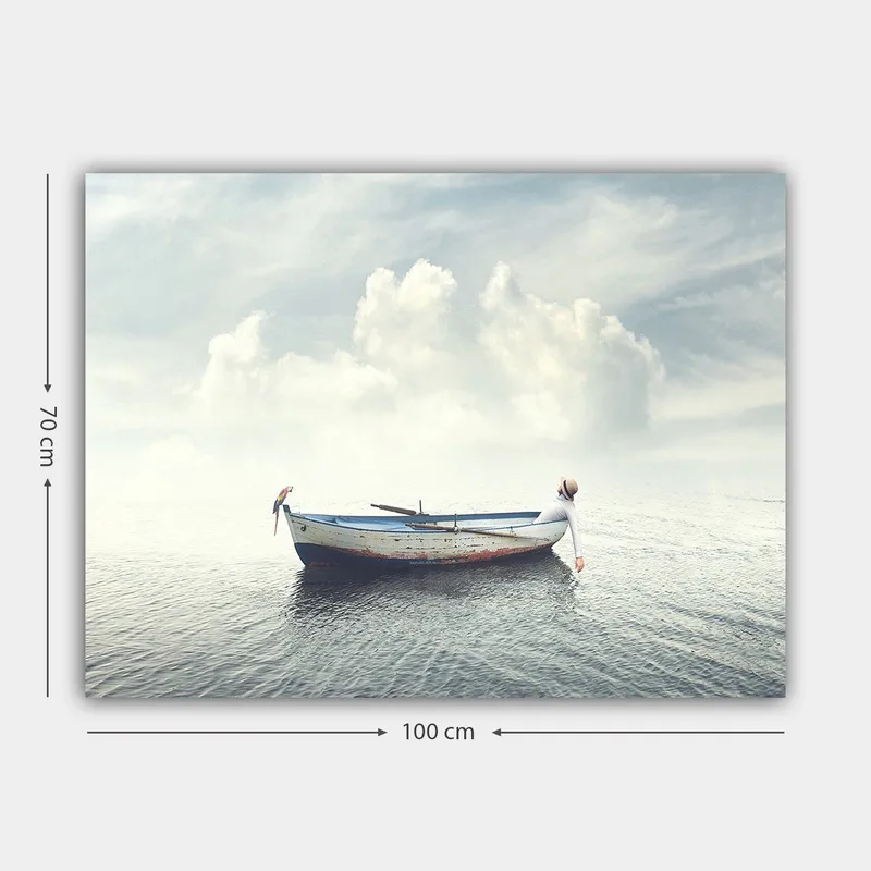 Lerretsbilde 70x100 cm - Ensom båt som flyter på rolig vann under en lys himmel med skyer - Blå / Hvit / Grå - Interiør - Maleri & posters - Lerretsbilder
