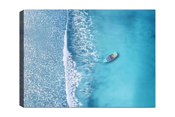 Lerretsbilde 70x100 cm - Ensom båt på et klart, turkis hav med hvite bølger som ruller inn mot kysten - Turkis / Hvit - Interiør - Maleri & posters - Lerretsbilder