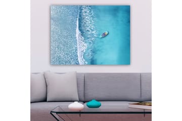 Lerretsbilde 70x100 cm - Ensom båt på et klart, turkis hav med hvite bølger som ruller inn mot kysten - Turkis / Hvit - Interiør - Maleri & posters - Lerretsbilder