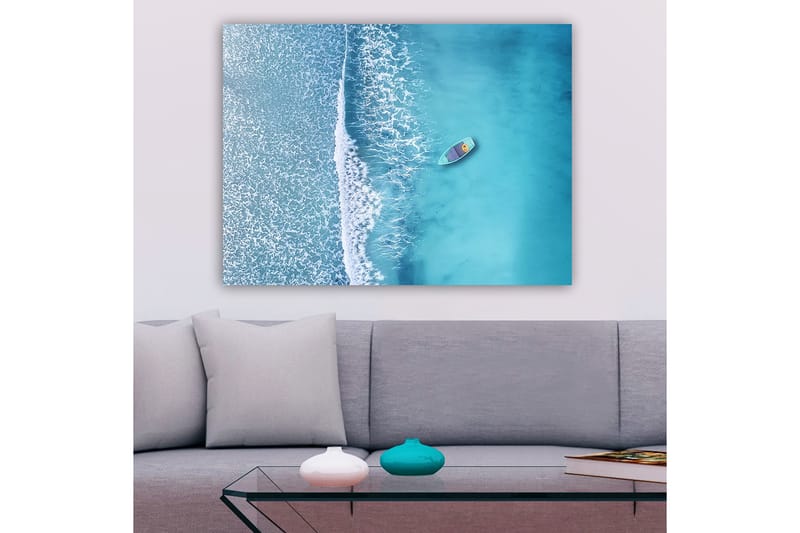 Lerretsbilde 70x100 cm - Ensom båt på et klart, turkis hav med hvite bølger som ruller inn mot kysten - Turkis / Hvit - Interiør - Maleri & posters - Lerretsbilder