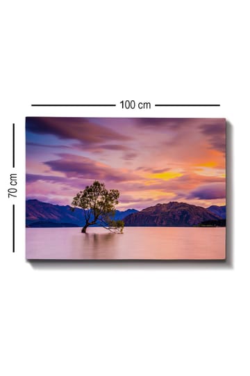 Lerretsbilde 70x100 cm - Ensom trestamme i en speilblank innsjø med fjerne fjell i bakgrunnen under en fargerik himmel ved solnedgang - Lilla / Grønn / Oransje - Interiør - Maleri & posters - Lerretsbilder