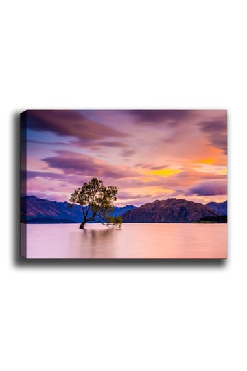 Lerretsbilde 70x100 cm - Ensom trestamme i en speilblank innsjø med fjerne fjell i bakgrunnen under en fargerik himmel ved solnedgang - Lilla / Grønn / Oransje - Interiør - Maleri & posters - Lerretsbilder