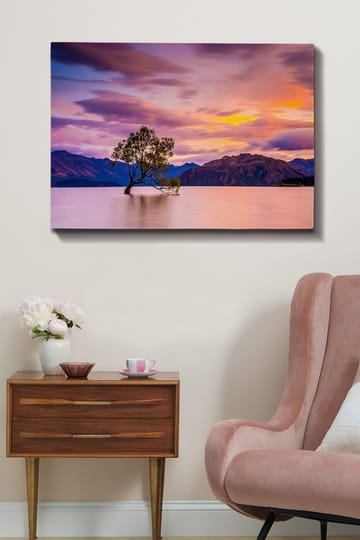 Lerretsbilde 70x100 cm - Ensom trestamme i en speilblank innsjø med fjerne fjell i bakgrunnen under en fargerik himmel ved solnedgang - Lilla / Grønn / Oransje - Interiør - Maleri & posters - Lerretsbilder
