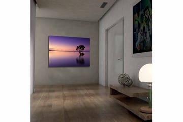 Lerretsbilde 70x100 cm - Ensom tretopp speilet i en stille innsjø under en fargerik himmel i skumringen - Lilla / Oransje / Svart - Interiør - Maleri & posters - Lerretsbilder