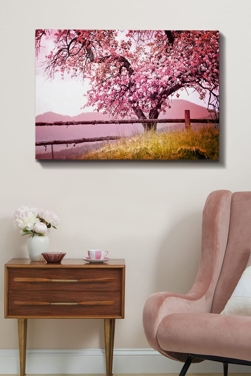 Lerretsbilde 70x100 cm - Et blomstrende kirsebærtre i et idyllisk landskap - Rosa / Grønn / Brun - Interiør - Maleri & posters - Lerretsbilder