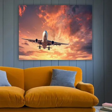 Lerretsbilde 70x100 cm - Et fly som lander mot en dramatisk solnedgang med fargerike skyer - Oransje / Lilla / Blå - Interiør - Maleri & posters - Lerretsbilder