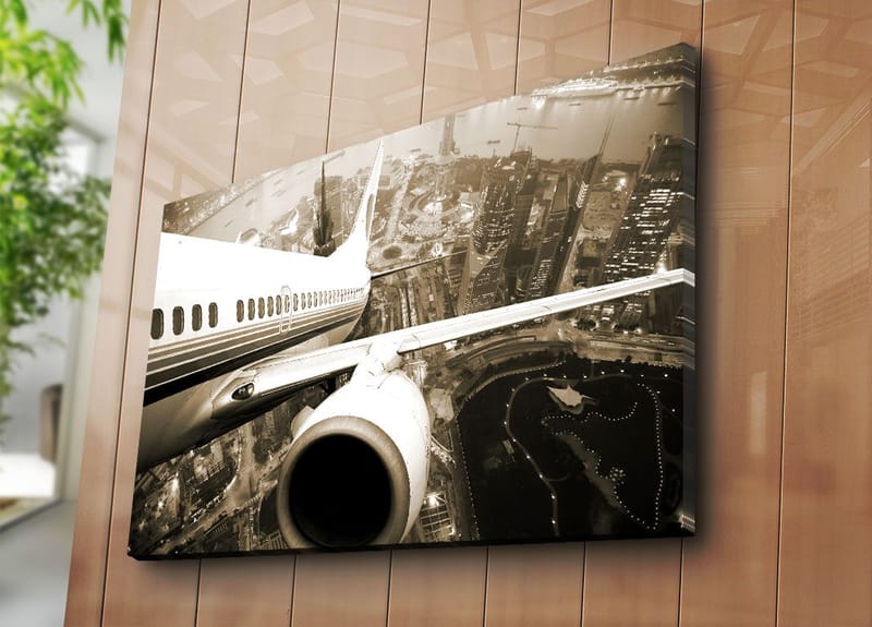 Lerretsbilde 70x100 cm - Et fly som svever over en by i skumringen - Svart / Hvit / Grå - Interiør - Maleri & posters - Lerretsbilder