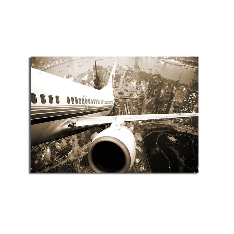 Lerretsbilde 70x100 cm - Et fly som svever over en by i skumringen - Svart / Hvit / Grå - Interiør - Maleri & posters - Lerretsbilder