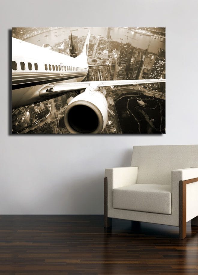 Lerretsbilde 70x100 cm - Et fly som svever over en by i skumringen - Svart / Hvit / Grå - Interiør - Maleri & posters - Lerretsbilder