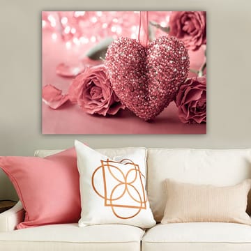 Lerretsbilde 70x100 cm - Et glitrende hjerte omgitt av rosa roser - Rosa / Mørk rosa - Interiør - Maleri & posters - Lerretsbilder