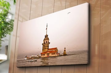 Lerretsbilde 70x100 cm - Et historisk fyrtårn som stiger over vannet i en tåkete atmosfære - Beige / Oransje / Brun - Interiør - Maleri & posters - Lerretsbilder