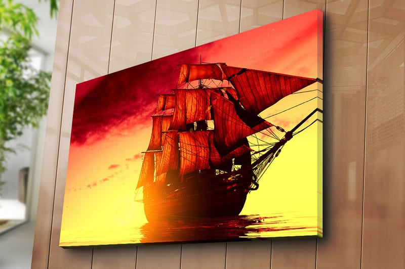 Lerretsbilde 70x100 cm - Et majestetisk seilskip med røde seil som navigerer gjennom en gyllen solnedgang - Rød / Oransje / Gul - Interiør - Maleri & posters - Lerretsbilder