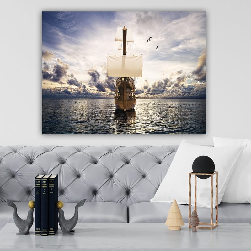 Lerretsbilde 70x100 cm - Et majestetisk seilskip som navigerer gjennom rolige farvann under en dramatisk himmel - Brun / Hvit / Blå - Interiør - Maleri & posters - Lerretsbilder