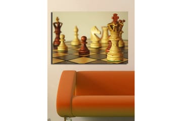 Lerretsbilde 70x100 cm - Et sjakkbrett med trebrikker i fokus, hvor dronningen står fremtredende - Lys brun / Mørk brun / Beige - Interiør - Maleri & posters - Lerretsbilder