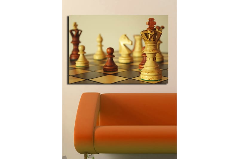 Lerretsbilde 70x100 cm - Et sjakkbrett med trebrikker i fokus, hvor dronningen står fremtredende - Lys brun / Mørk brun / Beige - Interiør - Maleri & posters - Lerretsbilder