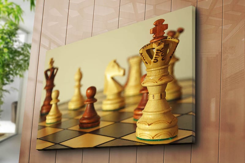 Lerretsbilde 70x100 cm - Et sjakkbrett med trebrikker i fokus, hvor dronningen står fremtredende - Lys brun / Mørk brun / Beige - Interiør - Maleri & posters - Lerretsbilder