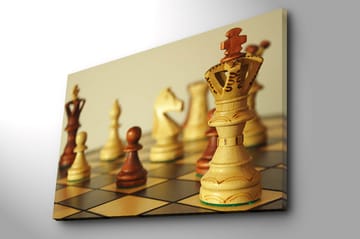 Lerretsbilde 70x100 cm - Et sjakkbrett med trebrikker i fokus, hvor dronningen står fremtredende - Lys brun / Mørk brun / Beige - Interiør - Maleri & posters - Lerretsbilder