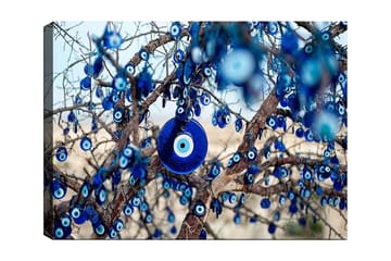 Lerretsbilde 70x100 cm - Et tre dekorert med blå øyeamuletter som symboliserer beskyttelse og flaks - Mørk blå / Lys blå / Hvit - Interiør - Maleri & posters - Lerretsbilder