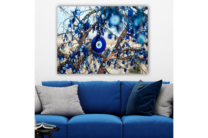 Lerretsbilde 70x100 cm - Et tre dekorert med blå øyeamuletter som symboliserer beskyttelse og flaks - Mørk blå / Lys blå / Hvit - Interiør - Maleri & posters - Lerretsbilder