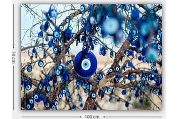 Lerretsbilde 70x100 cm - Et tre dekorert med blå øyeamuletter som symboliserer beskyttelse og flaks - Mørk blå / Lys blå / Hvit - Interiør - Maleri & posters - Lerretsbilder