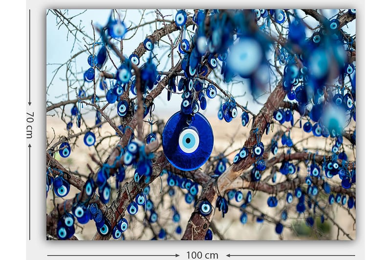Lerretsbilde 70x100 cm - Et tre dekorert med blå øyeamuletter som symboliserer beskyttelse og flaks - Mørk blå / Lys blå / Hvit - Interiør - Maleri & posters - Lerretsbilder