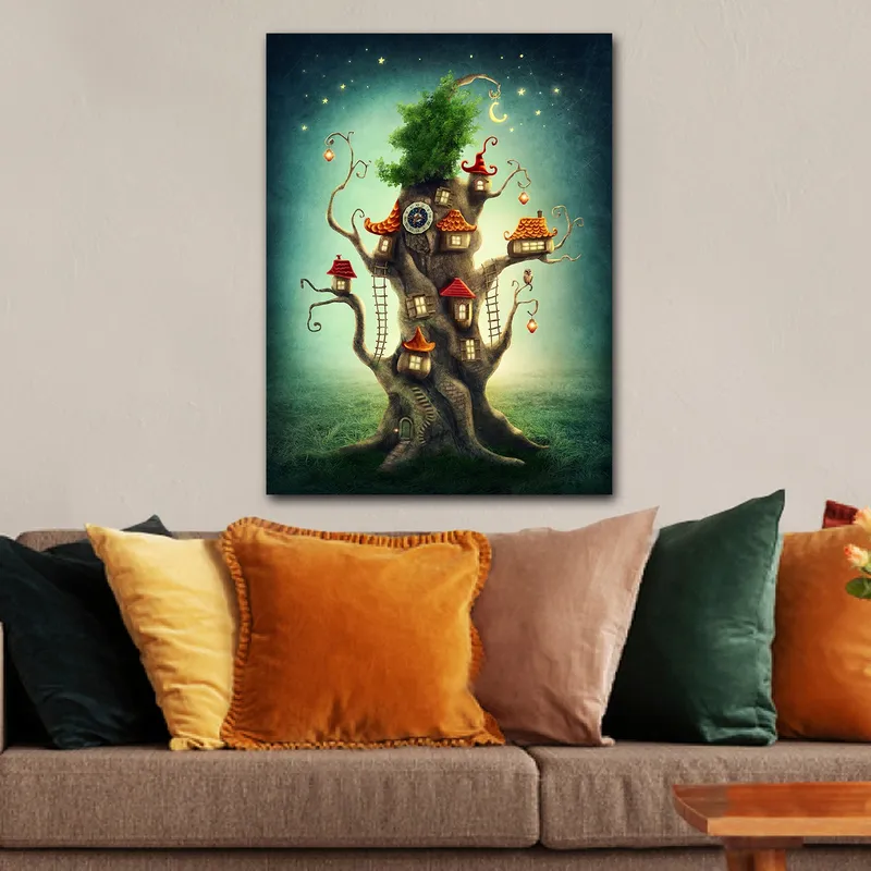 Lerretsbilde 70x100 cm - Fantasifullt trebilde med små hus og en frodig krone - Brun / Grønn / Rød - Interiør - Maleri & posters - Lerretsbilder