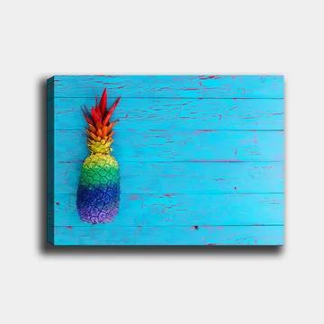 Lerretsbilde 70x100 cm - Fargerik ananas mot en lyseblå bakgrunn - Blå / Grønn / Rød - Interiør - Maleri & posters - Lerretsbilder