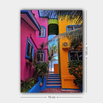 Lerretsbilde 70x100 cm - Fargerik arkitektur med en trapp som fører gjennom en livlig smug - Rosa / Gul / Blå - Interiør - Maleri & posters - Lerretsbilder