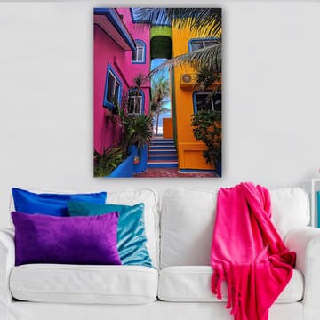 Lerretsbilde 70x100 cm - Fargerik arkitektur med en trapp som fører gjennom en livlig smug - Rosa / Gul / Blå - Interiør - Maleri & posters - Lerretsbilder