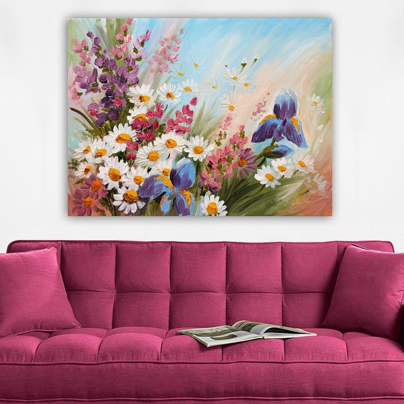 Lerretsbilde 70x100 cm - Fargerik blomsterbukett, inkludert iris og tusenfryd, som fanger en livlig sommerfølelse - Lilla / Hvit / Grønn - Interiør - Maleri & posters - Lerretsbilder