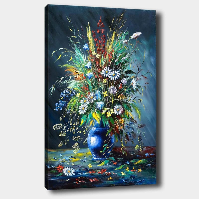 Lerretsbilde 70x100 cm - Fargerik blomsterbukett i en blå vase, Blå / Grønn / Hvit