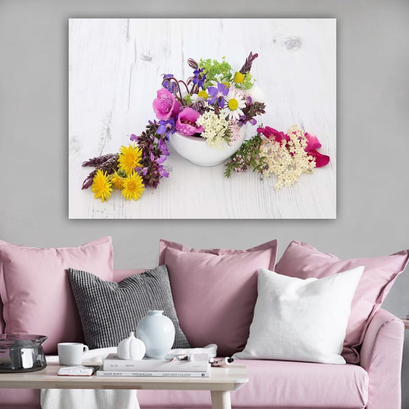 Lerretsbilde 70x100 cm - Fargerik blomsterbukett i en hvit bolle - Lilla / Gul / Rosa - Interiør - Maleri & posters - Lerretsbilder