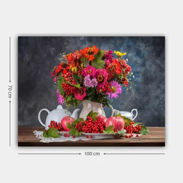 Lerretsbilde 70x100 cm - Fargerik blomsterbukett i en hvit potte, omgitt av epler og bær - Rød / Grønn / Rosa - Interiør - Maleri & posters - Lerretsbilder