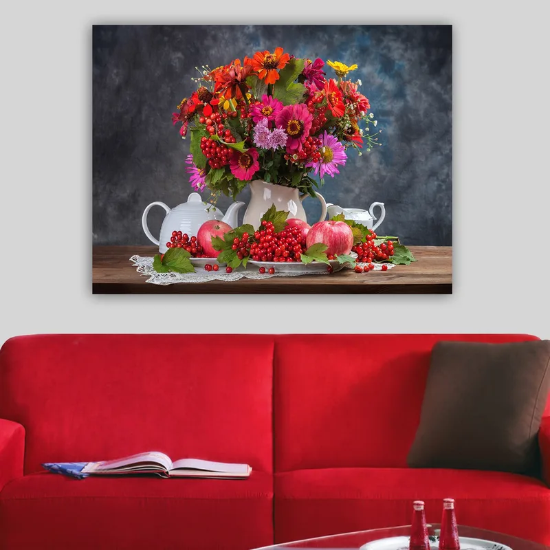 Lerretsbilde 70x100 cm - Fargerik blomsterbukett i en hvit potte, omgitt av epler og bær - Rød / Grønn / Rosa - Interiør - Maleri & posters - Lerretsbilder