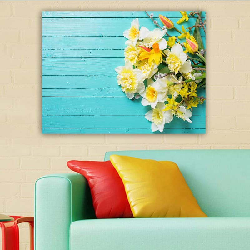 Lerretsbilde 70x100 cm - Fargerik blomsterbukett på en turkis treflate - Turkis / Hvit / Gul - Interiør - Maleri & posters - Lerretsbilder