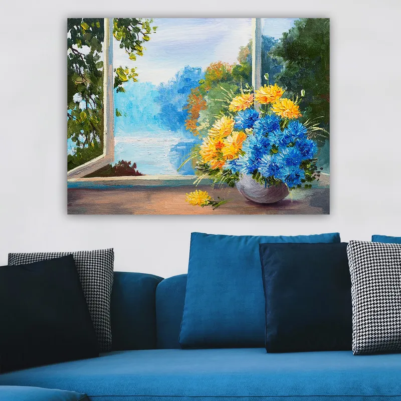 Lerretsbilde 70x100 cm - Fargerik bukett med blå og gule blomster i en vase, plassert ved et vindu med utsikt over et naturskjønt landskap - Blå / Gul - Interiør - Maleri & posters - Lerretsbilder